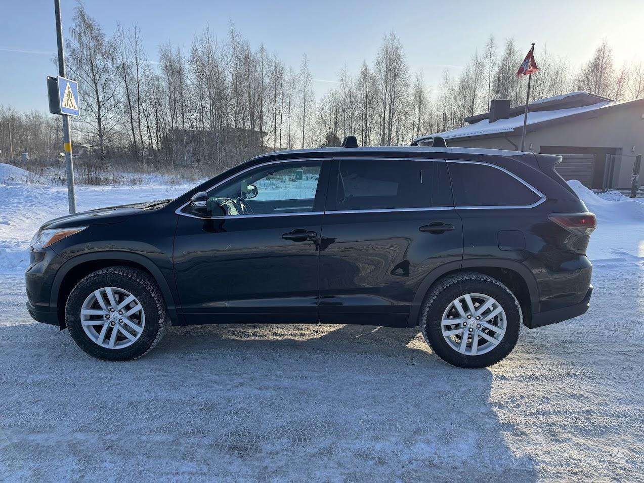 2015 Toyota Highlander - used vehicle for export — photo 2 of 4